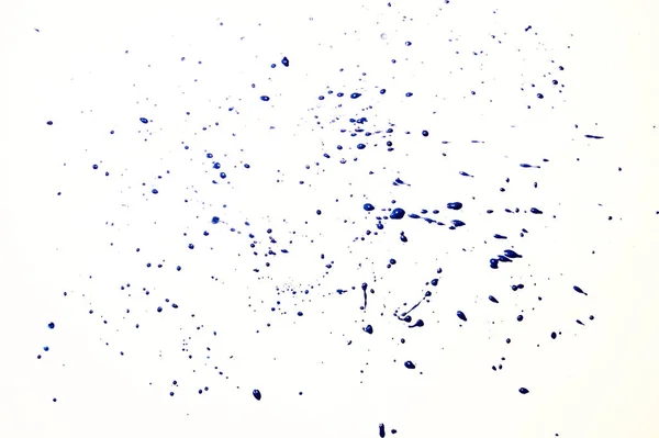 Синяя краска акварелью на белом фоне . — стоковое фото
