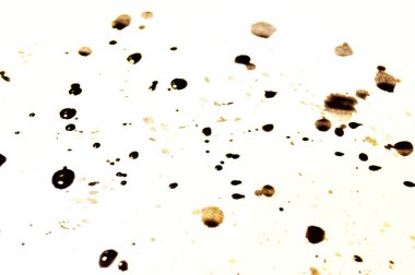 Siyah rimel vuruşu, beyaz makroda izole edilmiş..