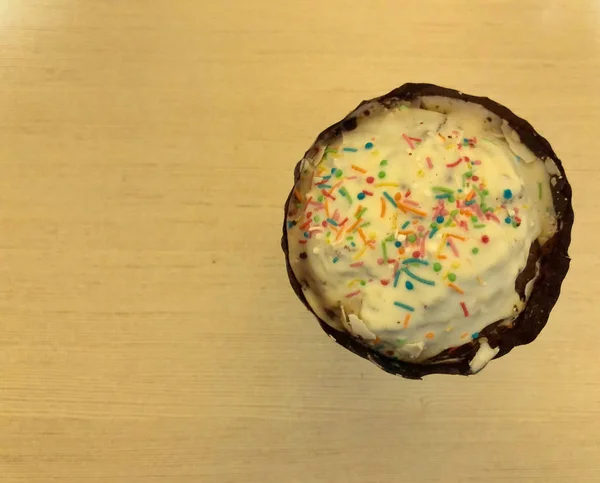 Pastel de Pascua sobre un fondo de madera claro — Foto de Stock