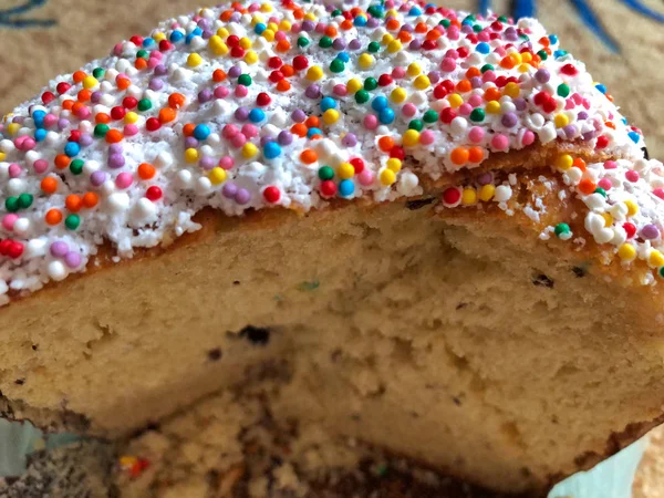 Bolo de Páscoa em um fundo de madeira leve — Fotografia de Stock