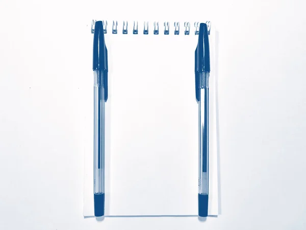 Ανοιγμένο σημειωματάριο με στυλό. Pantone Blue, Classic Blue, Phantom Blue — Φωτογραφία Αρχείου
