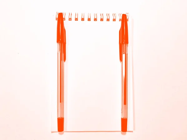 Papel cuaderno abierto con bolígrafo sobre escritorio blanco, espacio para copiar. Lava exuberante —  Fotos de Stock