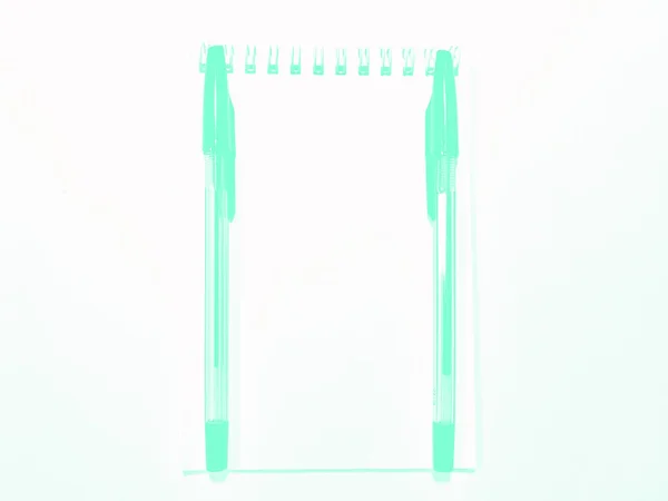 Beyaz masadaki kalemli defter kağıdını aç, boşluğu kopyala. Aqua Menthe — Stok fotoğraf