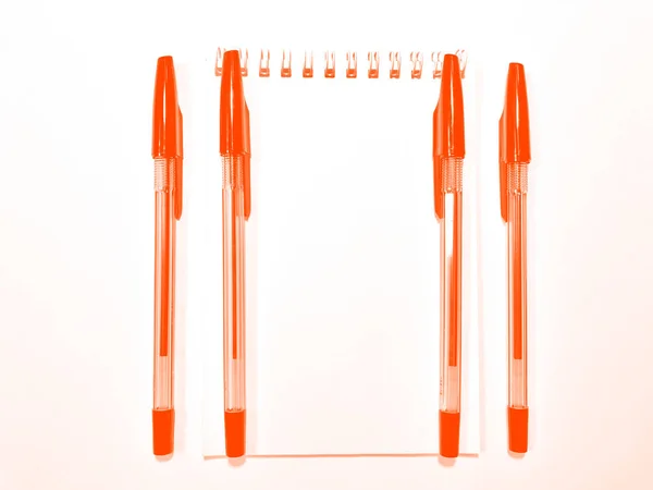 Ανοιγμένο σημειωματάριο χαρτί με στυλό σε λευκό γραφείο, αντίγραφο χώρου. Λούσ λάβα — Φωτογραφία Αρχείου