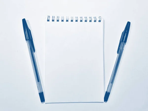 Papel cuaderno abierto con pluma. PANTONE Azul, Azul Clásico, Azul Fantasma —  Fotos de Stock
