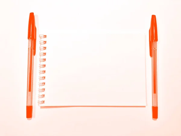 Ανοιγμένο σημειωματάριο χαρτί με στυλό σε λευκό γραφείο, αντίγραφο χώρου. Λούσ λάβα — Φωτογραφία Αρχείου
