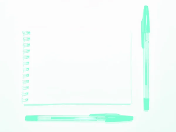 Ανοιγμένο σημειωματάριο χαρτί με στυλό σε λευκό γραφείο, αντίγραφο χώρου. Aqua Menthe — Φωτογραφία Αρχείου