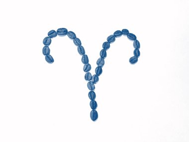 Kahve çekirdeklerinin Koç burcunu imzalar. Pantone Mavi, Klasik Mavi, Hayalet Mavi