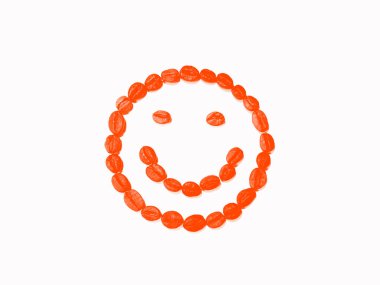 Kahve çekirdeklerinden neşeli bir gülümseme, beyaz arka planda izole edilmiş. Lükse Lav