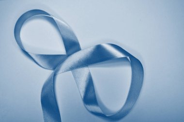 Sekiz numaranın silueti, kurdeleyle yapılmış. Pantone Mavi, Klasik Mavi