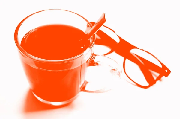 Gläser und Kaffee auf weißem Hintergrund. Saftige Lava. — Stockfoto