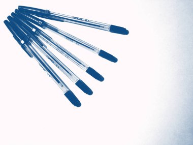 Beyaz arka planda tükenmez kalem. Pantone Mavi, Klasik Mavi, Hayalet Mavi