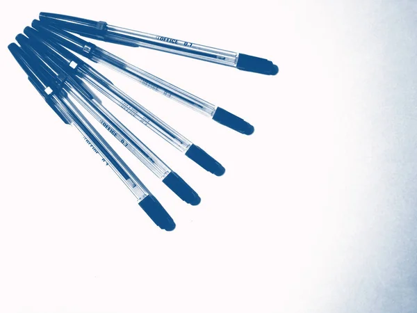 Kuličkové pero na bílém pozadí. Pantone Blue, Classic Blue, Phantom Blue — Stock fotografie