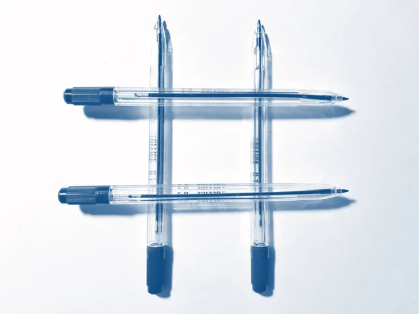 白い背景にボールペン。パントンブルー、クラシックブルー、ファントムブルー — ストック写真