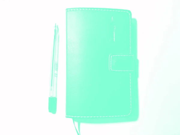 Pluma con cuaderno sobre fondo blanco. Aqua Menthe . —  Fotos de Stock