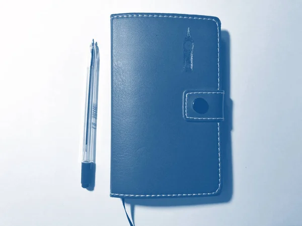 Pluma con cuaderno sobre fondo blanco. PANTONE Azul, Azul Clásico, Azul Fantasma —  Fotos de Stock