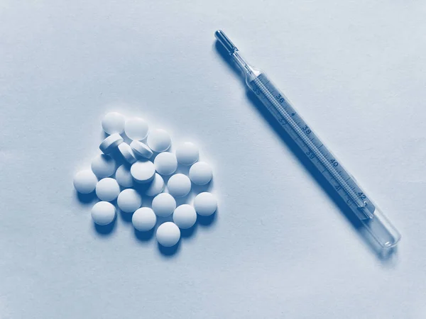 На білій доріжці були виділені таблетки для медиків. Пантонний синій — стокове фото