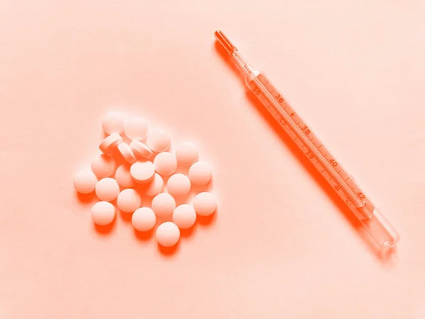 Comprimido pílula médica isolado no branco, caminho de recorte incluído. Lava luxuriante — Fotografia de Stock