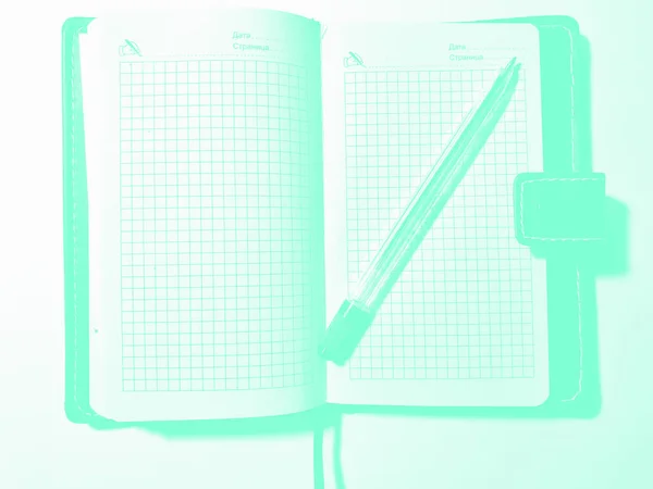 Penna med anteckningsbok på vit bakgrund. Aqua Menthe. — Stockfoto