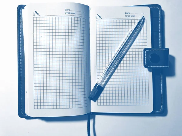 Penna med anteckningsbok på vit bakgrund. Pantone Blå, Klassisk Blå, Fantomblå — Stockfoto
