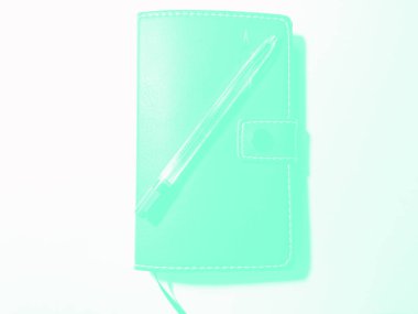 Beyaz arka planda defter olan kalem. Aqua Menthe.