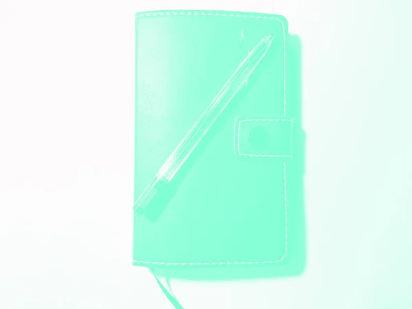 Stift mit Notizbuch auf weißem Hintergrund. aqua menthe. — Stockfoto