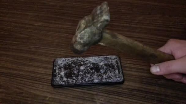 Hammer Συντριβή Χτυπήσει Ένα Smartphone Σπασμένο Γυαλί Οθόνη Αφής Θραύσματα — Αρχείο Βίντεο