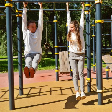 Genç bir kız ve genç bir adam oyun sahasında aynı kıyafetleri giymiş..