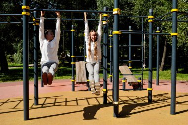 Genç bir kız ve genç bir adam oyun sahasında aynı kıyafetleri giymiş..