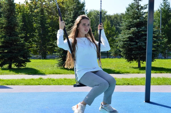 Una Joven Parque Infantil —  Fotos de Stock