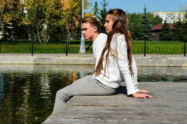 Ung Flicka Och Ung Man Samma Kläder Träpir Nära Vattnet — Stockfoto