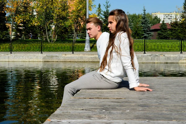 Young Girl Young Man Same Clothing Wooden Pier Water — Stock Photo, Image