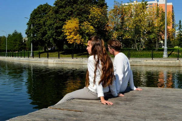 Ung Flicka Och Ung Man Samma Kläder Träpir Nära Vattnet — Stockfoto