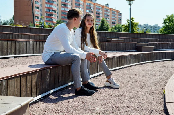 Ung Flicka Och Ung Man Samma Kläder Sitter Träbänk — Stockfoto