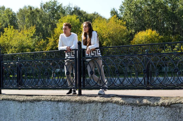 Uma Jovem Jovem Com Mesmas Roupas Uma Ponte Perto Água — Fotografia de Stock