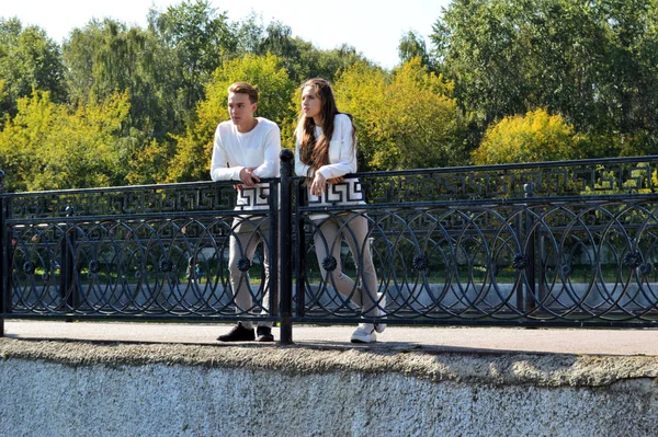 Una Joven Joven Con Misma Ropa Puente Cerca Del Agua — Foto de Stock