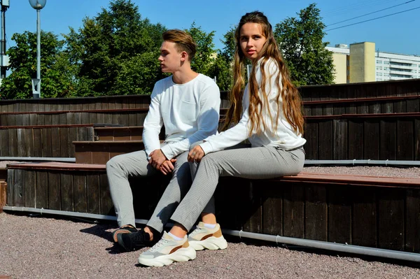 Uma Jovem Jovem Com Mesmas Roupas Sentados Banco Madeira — Fotografia de Stock