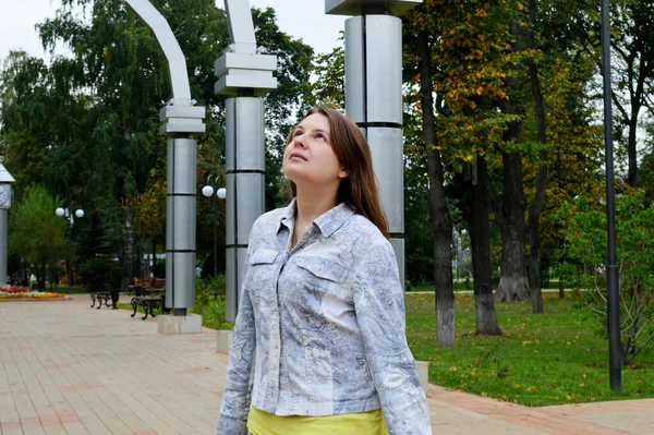 Femme Aux Cheveux Foncés Dans Shirt Jaune — Photo