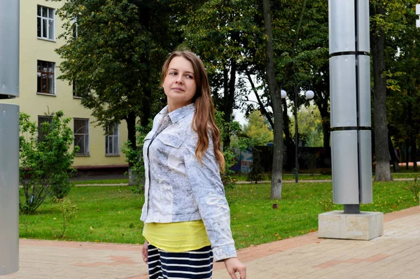 Femme Aux Cheveux Foncés Dans Shirt Jaune — Photo