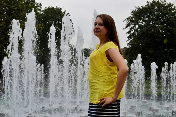 Frau Mit Dunklen Haaren Einem Gelben Shirt Der Nähe Des — Stockfoto