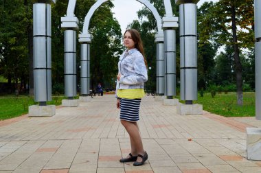 Sarı tişörtlü, siyah saçlı kadın.