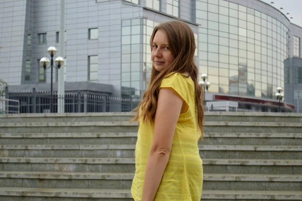 Mulher Com Cabelo Escuro Uma Camiseta Amarela Nas Escadas — Fotografia de Stock