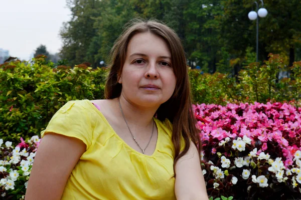 Frau Mit Dunklen Haaren Gelben Shirt Neben Dem Blumenbeet — Stockfoto