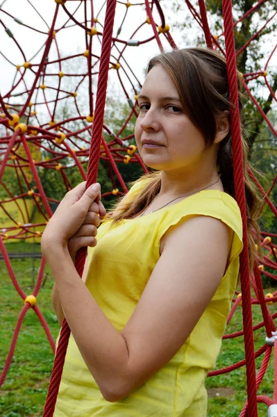 Parkında Sarı Kolsuz Bluzlu Siyah Saçlı Bir Kadın — Stok fotoğraf