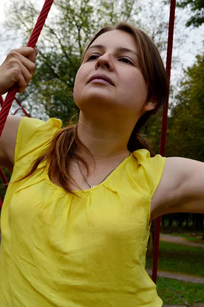 Mujer Con Pelo Oscuro Una Camiseta Amarilla Parque Cuerdas — Foto de Stock
