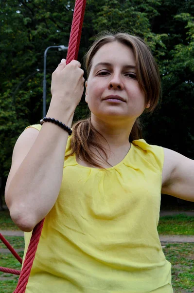 Mujer Con Pelo Oscuro Una Camiseta Amarilla Parque Cuerdas — Foto de Stock