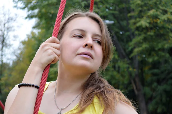 Mulher Com Cabelo Escuro Top Tanque Amarelo Parque Corda — Fotografia de Stock