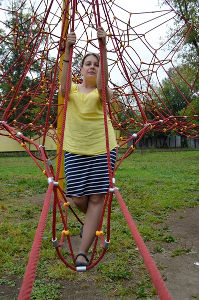 Женщина Темными Волосами Желтой Майке Веревочном Парке — стоковое фото
