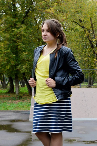 Mujer Pelo Oscuro Con Camisa Amarilla Chaqueta Cuero Negro — Foto de Stock