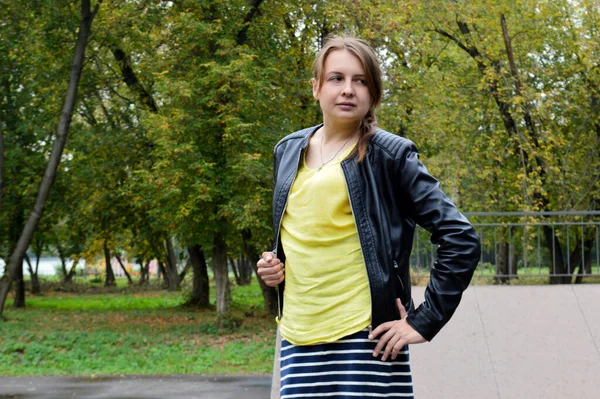 Vrouw Met Donker Haar Een Geel Shirt Een Zwart Leren — Stockfoto